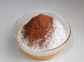 筛入低筋面粉与可可粉。