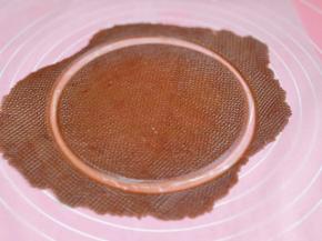 用6寸模具压出圆形，边角可以反复揉圆再按步骤操作，也可以直接烤一点边角。（压碎装饰成品表面）