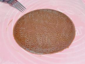 叉出不规则的小孔。