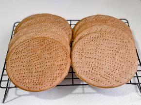 依次烤好晾凉。