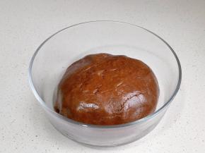 揉成面团，盖上保鲜膜冰箱冷藏半小时。