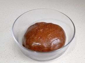 揉成面团，盖上保鲜膜冰箱冷藏半小时。