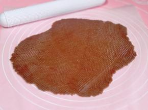 下面垫一张油纸，放面团，上面再盖一张油纸，用擀面杖擀圆。