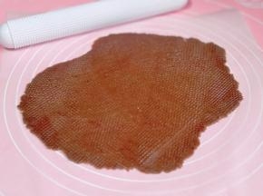 下面垫一张油纸，放面团，上面再盖一张油纸，用擀面杖擀圆。