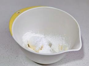 奶油奶酪加糖粉拌匀，打蛋器打至细腻。