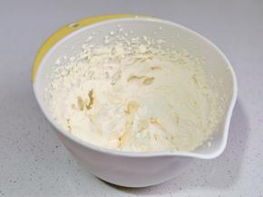 继续打发至出现纹路即可。