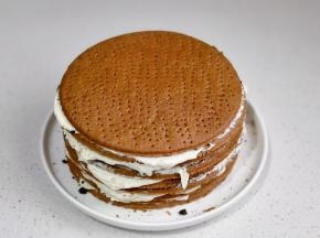 依次叠加，一块饼干一层奶油奶酪+奥利奥碎，把饼干做完结束。