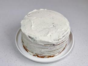 最后把整个提拉米苏涂抹奶油奶酪。