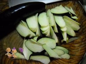 茄子洗净、切滚刀块。