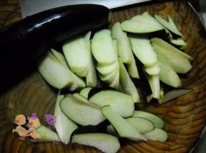茄子洗净、切滚刀块。