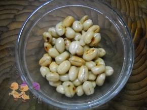 熟花生半碗。