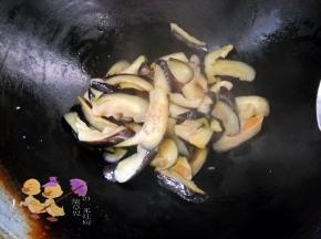茄子煸炒至软。