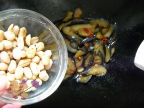 倒入熟花生，加入胡椒炒匀。