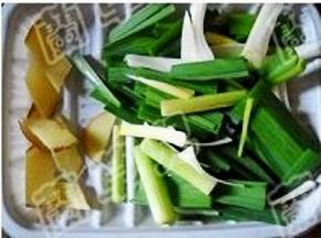 青蒜洗净切段；生姜切片。