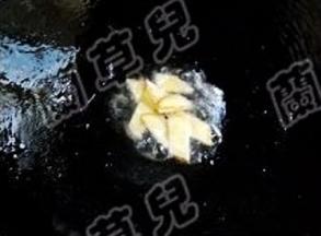 锅中余油爆香姜片。