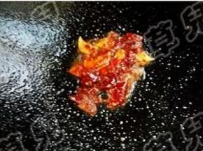 下入豆瓣翻炒出红油。