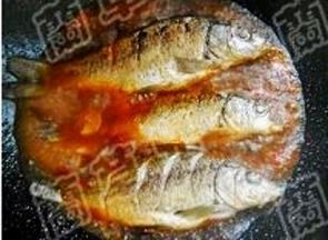 放入鲫鱼，加入适量冷水，煮开，焖煮5分钟。
