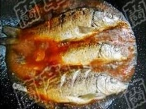 放入鲫鱼，加入适量冷水，煮开，焖煮5分钟。