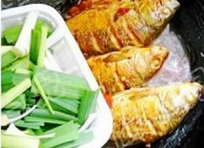 汤汁略干，倒入大蒜，炒匀。