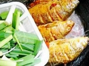 汤汁略干，倒入大蒜，炒匀。