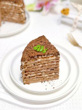 它还两个名字呦：蜂蜜蛋糕～俄式拿破仑。