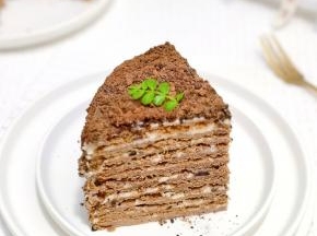 它还两个名字呦：蜂蜜蛋糕～俄式拿破仑。