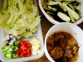 茄子洗净切滚刀块，苦瓜去瓤切厚片，青红椒、洋葱和切片，姜切丝，蒜拍破。