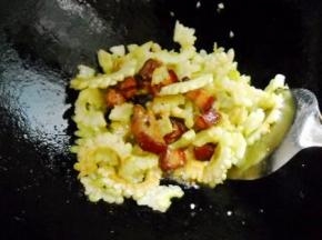 倒入熟五花肉翻炒均匀。