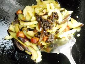 加酱豆豉、少许酱油，加点水焖2分钟。