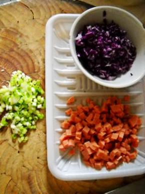 火腿、紫甘蓝、香葱分别切好备用。