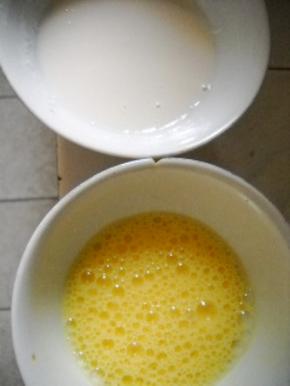 面粉用豆浆调和，成稀糊状；鸡蛋打散备用。