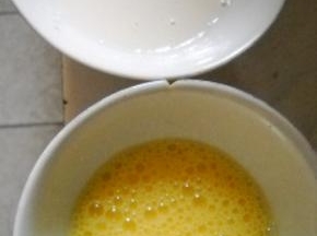 面粉用豆浆调和，成稀糊状；鸡蛋打散备用。