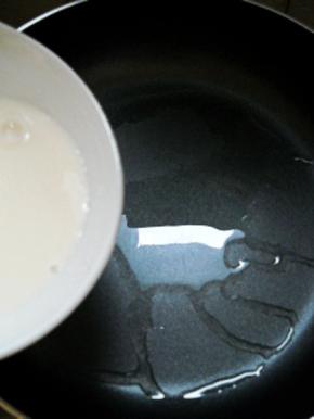 锅热加茶匙色拉油，倒入面糊。