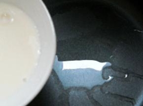 锅热加茶匙色拉油，倒入面糊。