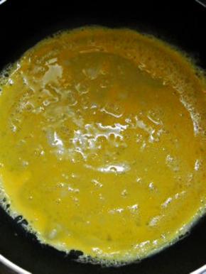 蛋液晃满锅底，稍煎一会。