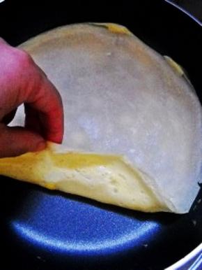 蛋黄凝固，面皮翻一面。