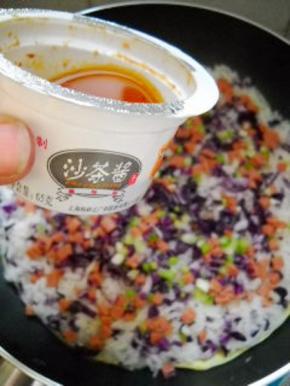 倒入沙茶酱，煎至面皮金黄。