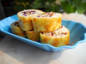 切好的饭卷装盘食用。