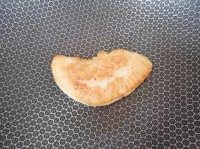 鸡蛋凉水入锅，烧开以后转中火煮8分钟关火，捞出过凉水。炒锅内倒少许橄榄油，放入鸡小排煎至两面金黄。