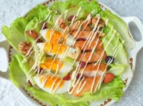 撒上自己喜欢的坚果，挤上沙拉酱。