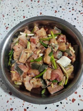 鲶鱼去掉腮和内脏清洗干净，切成小块！放入生姜，葱段，料酒，，生抽，盐翻拌均匀腌制半个小时！