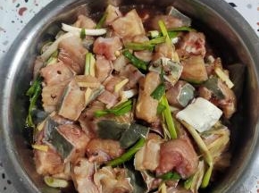 鲶鱼去掉腮和内脏清洗干净，切成小块！放入生姜，葱段，料酒，，生抽，盐翻拌均匀腌制半个小时！