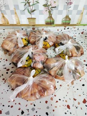 腌制好的鲶鱼块分装在保鲜袋里，放入冰箱冷冻保存！吃的时候提前取出来解冻就可以直接烹饪了！特别方便！