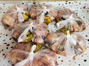 腌制好的鲶鱼块分装在保鲜袋里，放入冰箱冷冻保存！吃的时候提前取出来解冻就可以直接烹饪了！特别方便！