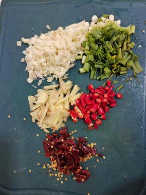 蒜瓣切成末，生姜切成丝，干辣椒切成段，小米辣切成小块，蒜苗切成小块备用！