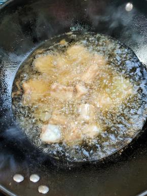 起锅烧油，油温七成热。放入腌制好的鲶鱼块，先不要翻动它，让它炸定型！