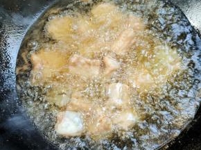 起锅烧油，油温七成热。放入腌制好的鲶鱼块，先不要翻动它，让它炸定型！
