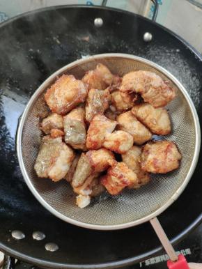 定型后再翻面，炸至两面金黄色即可捞出控油，备用！