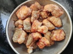 定型后再翻面，炸至两面金黄色即可捞出控油，备用！