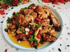 因为疫情原因，没有买到豆腐，就用裙带菜做了一个鲶鱼头裙带菜汤，汤鲜味美！寒冷的冬天喝上一碗，好暖和！
